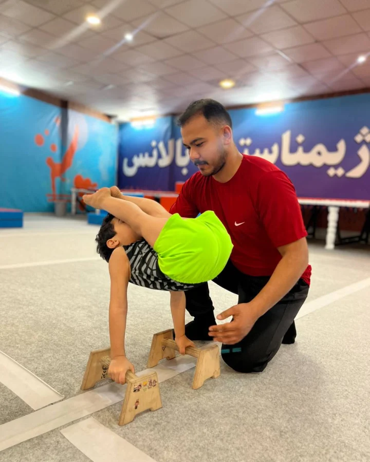 احمد افضل‌نژاد در حال کمک به یک ورزشکار
