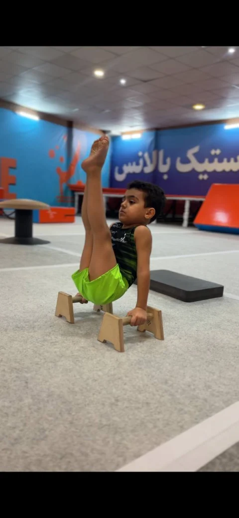 ورزشکار در حرکت ال‌سیت روی پارالت